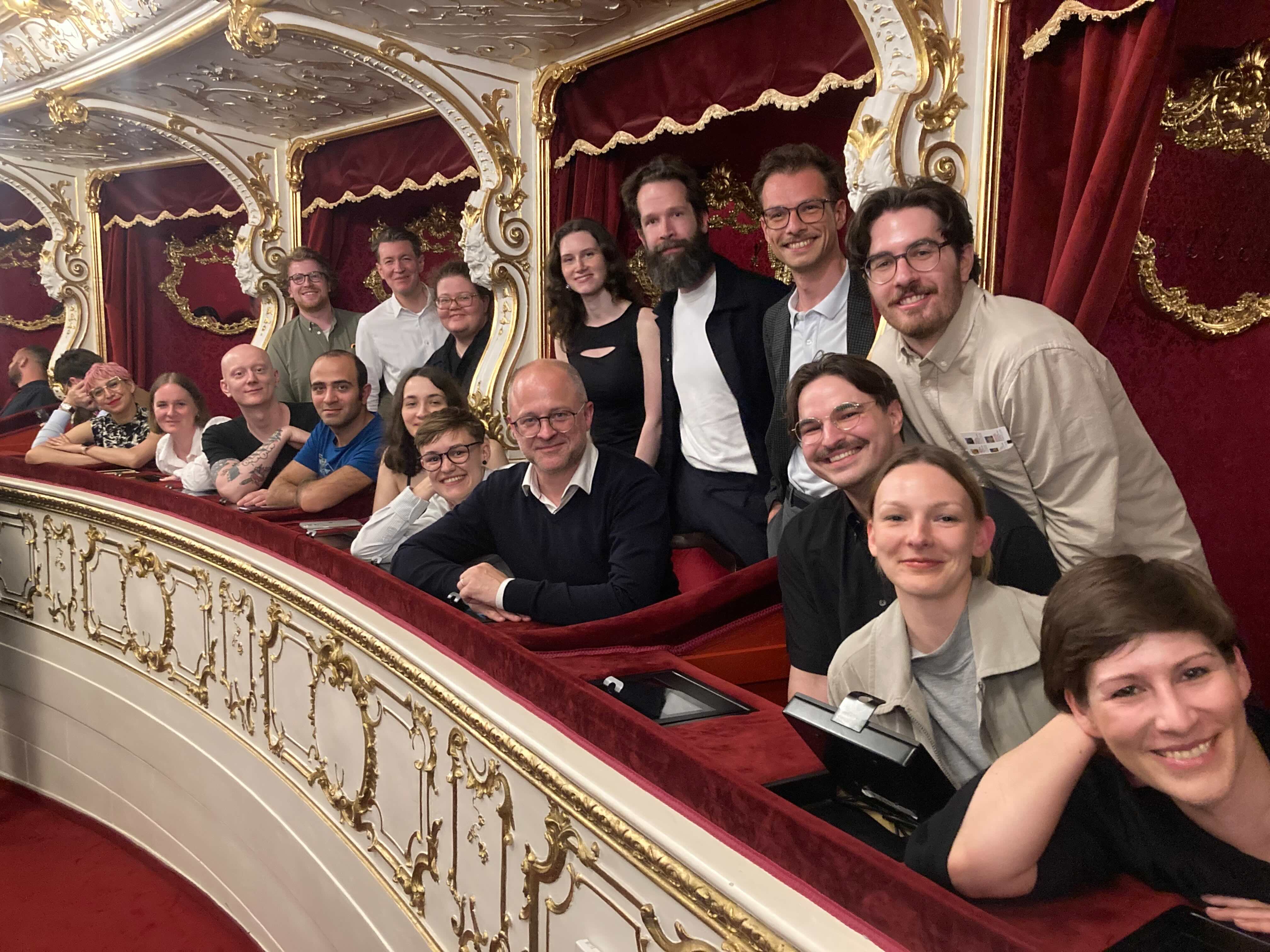 Besuch in der Prager Staatsoper anlässlich der Exkursion zum Seminar »Fotografie in Prag«, 2024.