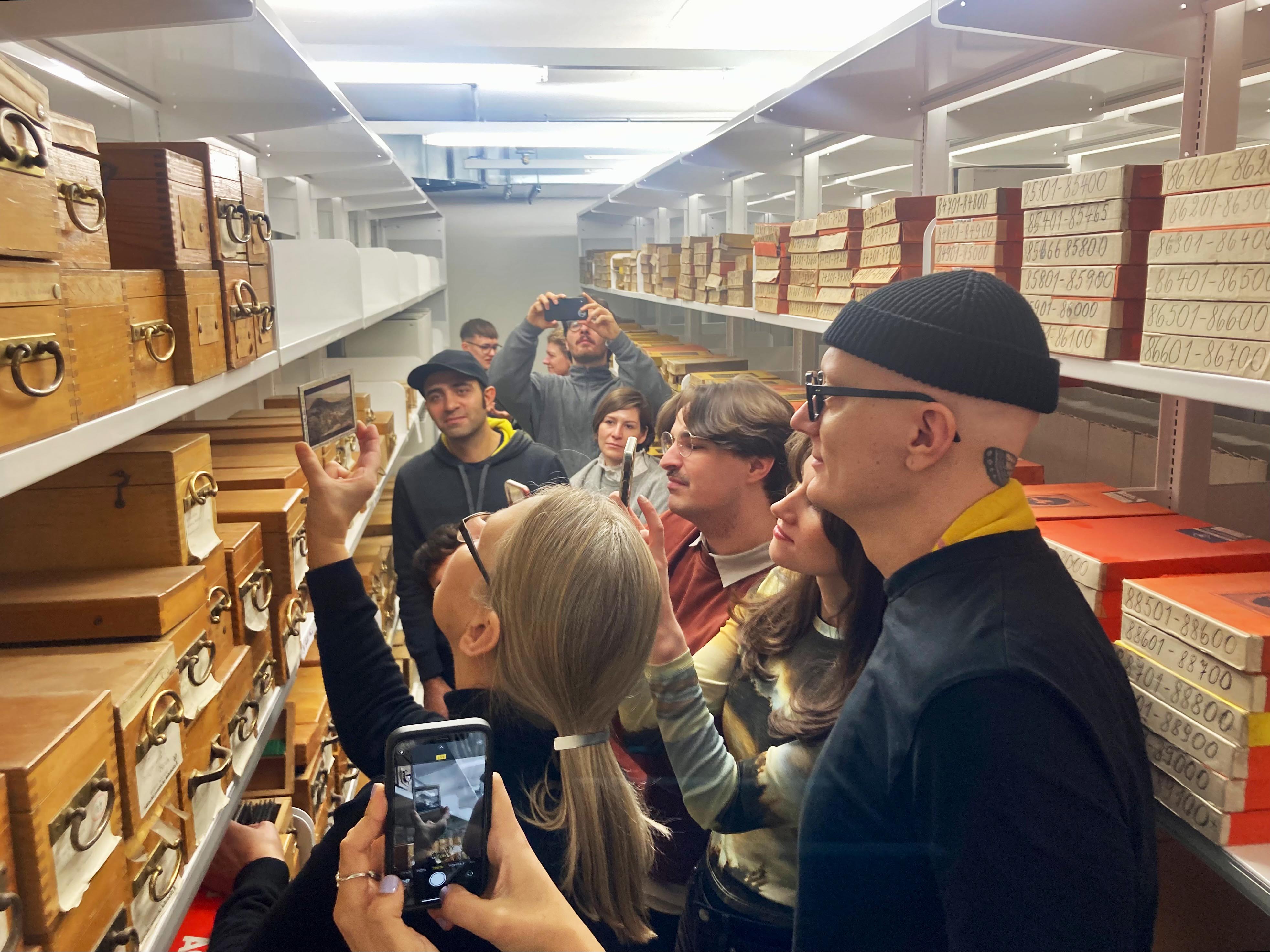 Besuch im bpk-bildarchiv der Staatsbibliothek zu Berlin anlässlich des Seminars »Die Zukunft des Bild-Archivs«, 2024.
