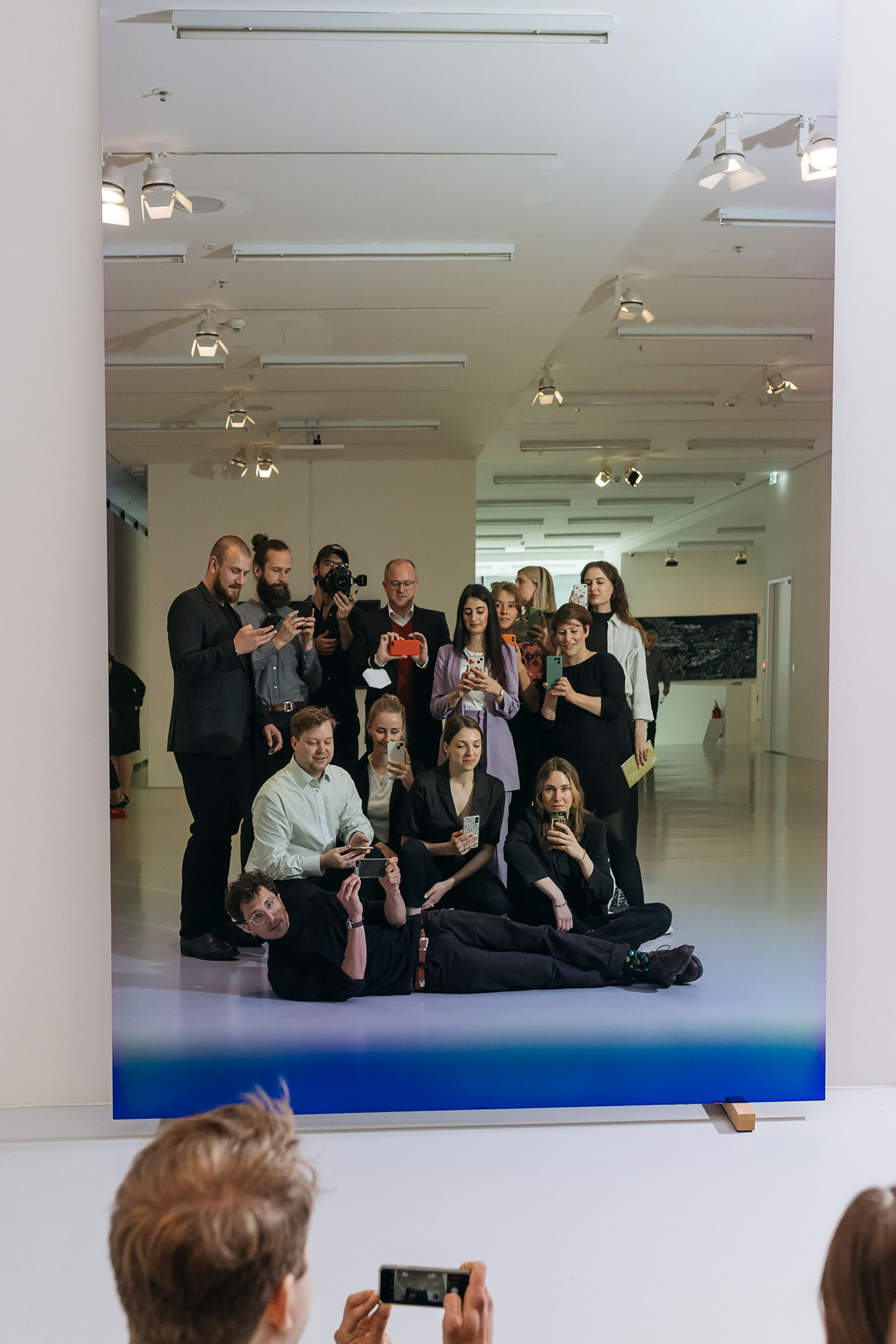 Selbstporträt des kuratorischen Teams der Ausstellung »Passagen« in der Kunststiftung DZ Bank, Frankfurt am Main. Foto: Silviu Guiman.