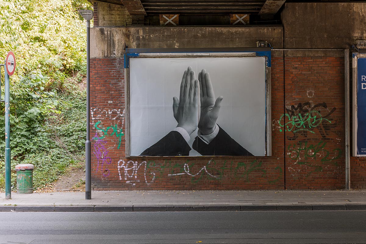 Julius Barghop: global success concept with hand gesture (Großplakate). Foto: Julia Reschucha