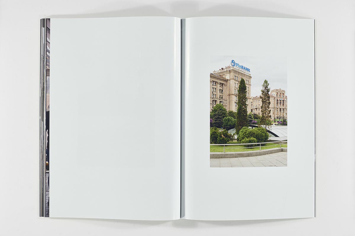 Inga Barnick: »parade ground, open space – [a review of Maidan]«, 2020.