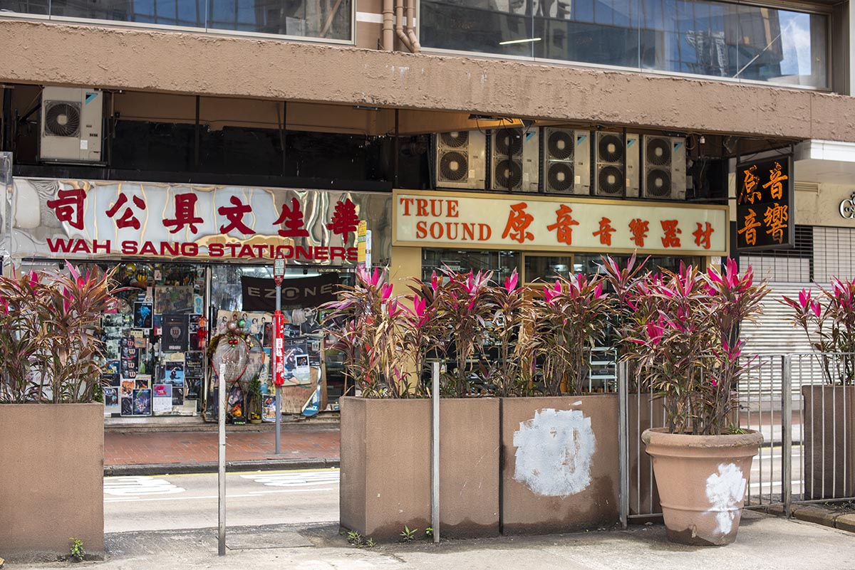 Elisabeth Neudörfl: Demonstrationsroute (9. Juni, 12. Juni, 16. Juni, 21. Juni, 24. Juni, 26. Juni, 1. Juli 2019), Yee Wo Street / Leighton Road, Causeway Bay, Hong Kong. Aus der Serie »Out in the Streets«, 2021.