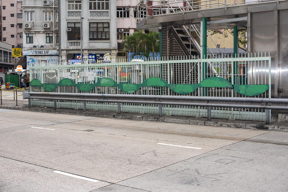Elisabeth Neudörfl: Graffito auf der Straße, unleserlich, Lai Chi Kok Road / Arran Street, Mong Kok, Kowloon. Aus der Serie »Out in the Streets«, 2021.