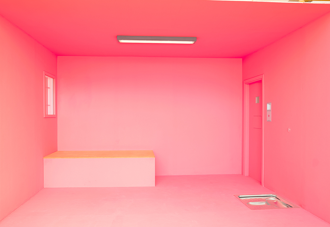 Patrick Lohse: Cool Down Pink, 2018. Aus der Serie: Modus: 3 × 4, C-Print kaschiert auf Plexiglas.