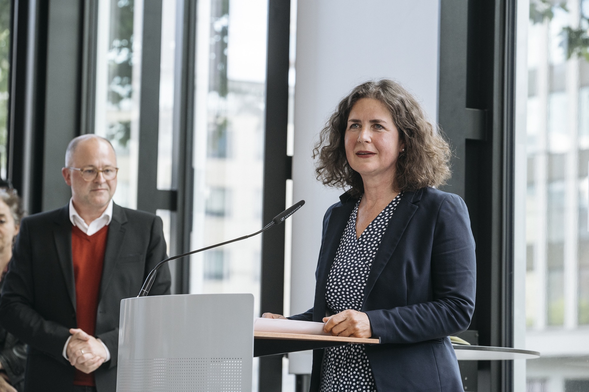 Dr. Christina Leber, künstlerische Leiterin der Kunststiftung DZ Bank, spricht anlässlich der Eröffnung der Ausstellung »Passagen«, 31. Mai 2022. Foto: Silviu Guiman.