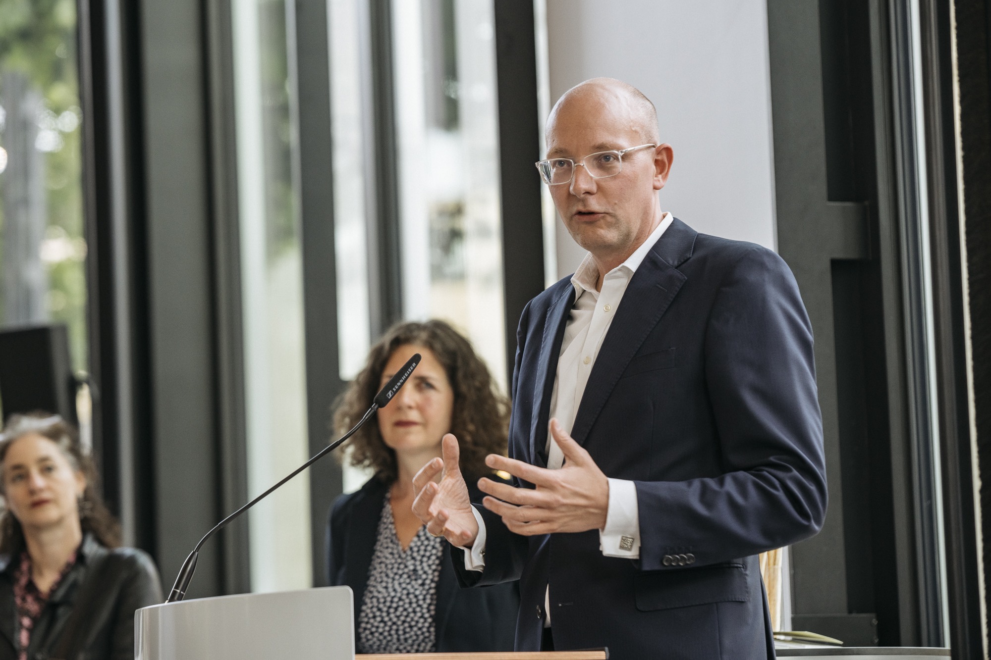 Dr. Cornelius Riese, Co-Vorstandsvorsitzender der DZ BANK AG, spricht anlässlich der Eröffnung der Ausstellung »Passagen« in der Kunststiftung DZ Bank, 31. Mai 2022. Foto: Silviu Guiman.