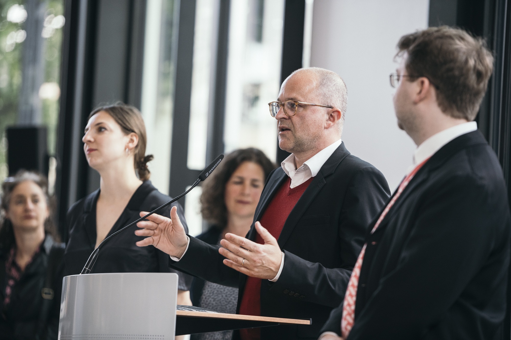 Steffen Siegel spricht anlässlich der Eröffnung der Ausstellung »Passagen« in der Kunststiftung DZ Bank, 31. Mai 2022. Foto: Silviu Guiman.