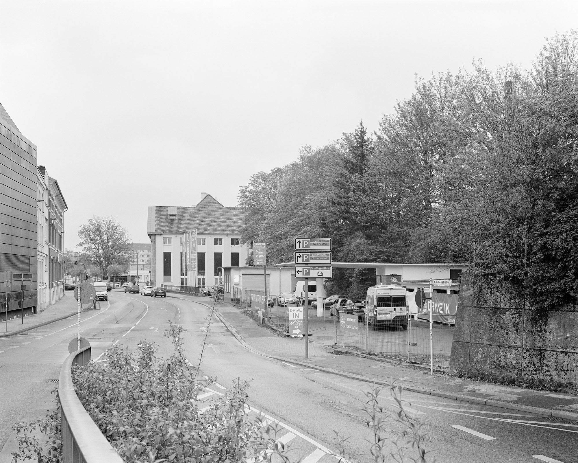 Oliver Heise: Drive-in, Barmer Bahnhof, aus der Serie »Testzentren«, 2022.